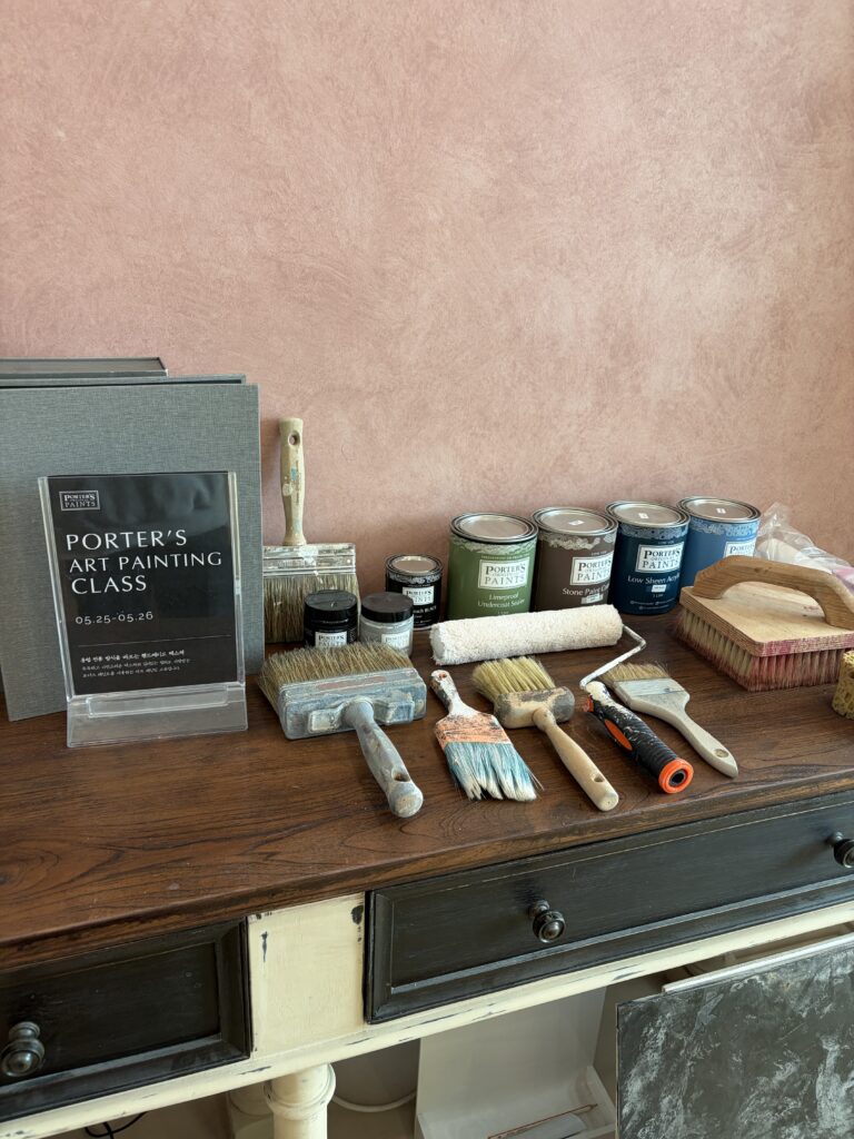 기분좋은 햇살느낌나는 공간에 던에드워드 페인트 제품과 도구진열 사진.