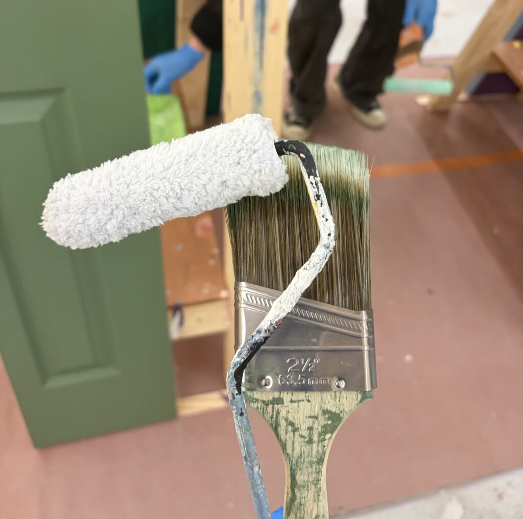 던 에드워드 페인트 실습에 앞서 준비된 롤러와 붓 사진.