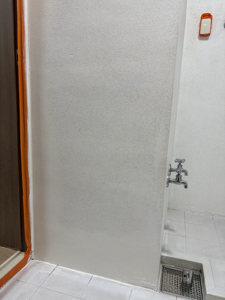 1회 도장 후 테두리 먼저 칠하는 사진.