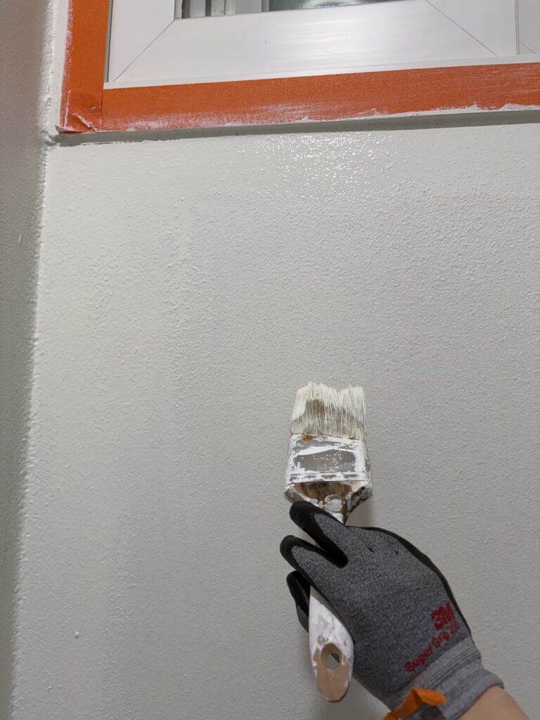 붓들고 페인트 발라주는 사진.