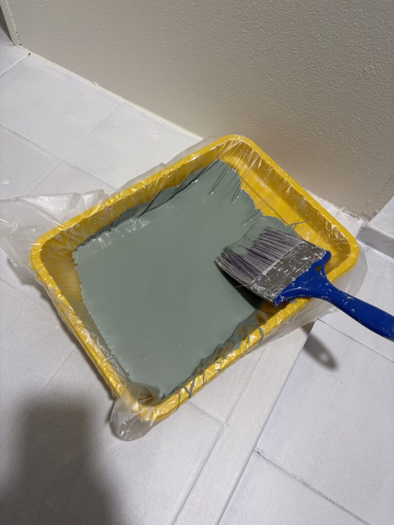 바닥 페인트 칠할 준비 직접찍은 사진.