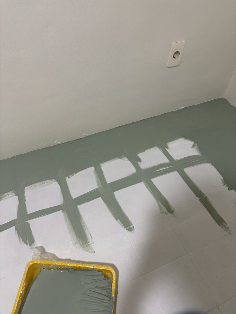 롤러가 없어서 브러쉬로 칠하는 사진.