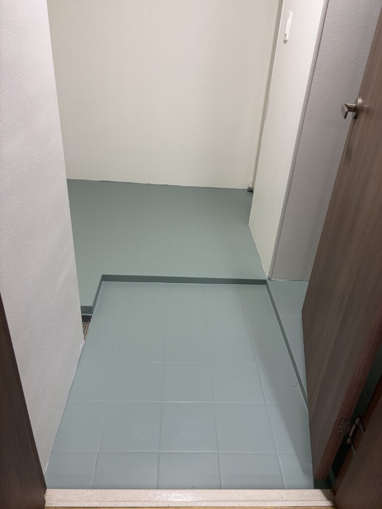 벽면과 바닥 페인트 완료된 직접 찍은사진.