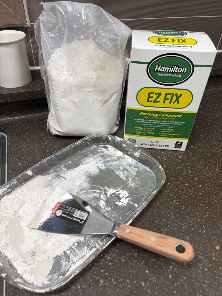 EZ FIX 제품과 트레이에 반죽한 사진.