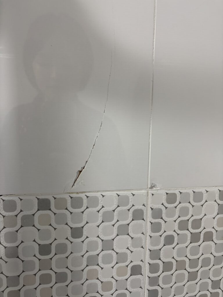 깨진 타일 사진.