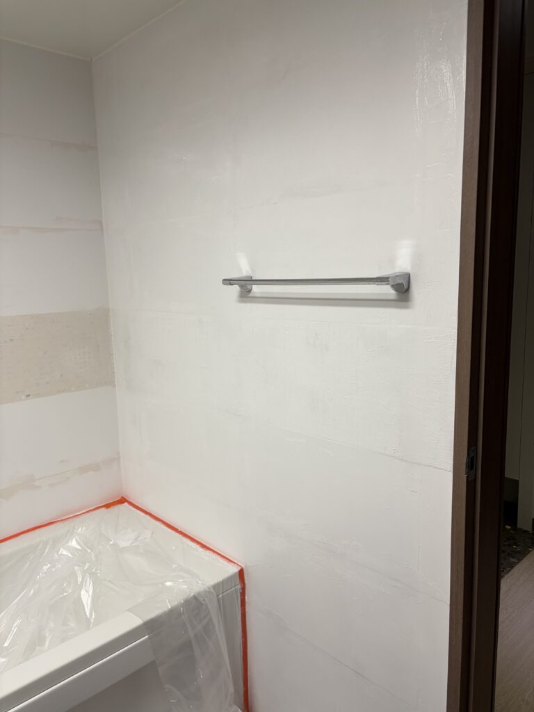 타일을 EZ FIX로 메꾼 뒤 젯소(울트라그립) 바른사진.