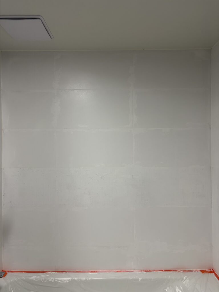 타일을 EZ FIX로 메꾼 뒤 젯소(울트라그립) 바른 사진.