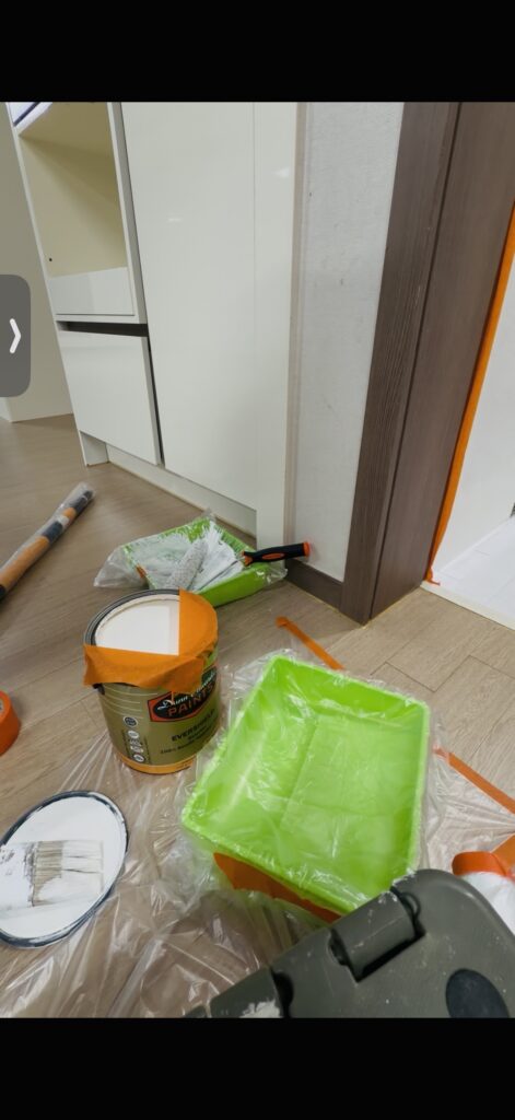 페인트통에 v로 테이프 붙힌 직저찍은 사진.