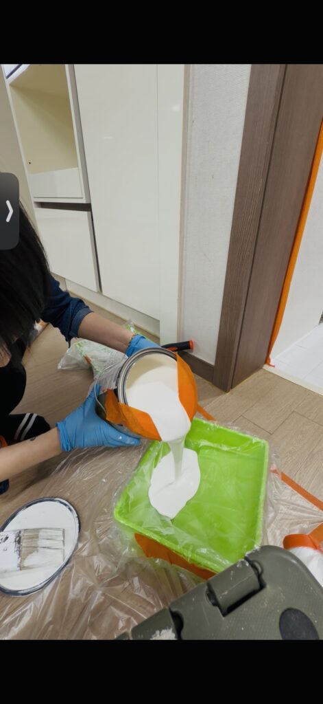 테이프 붙히고 페인트 따르는 직접찍은 사진.