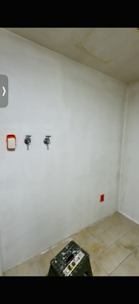 벽면 전체 젯소 바른 직접 시공 한 사진.