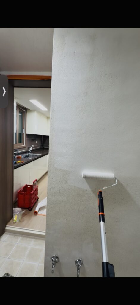 넓은면적 롤러로 바르는 직접 촬영한 사진.